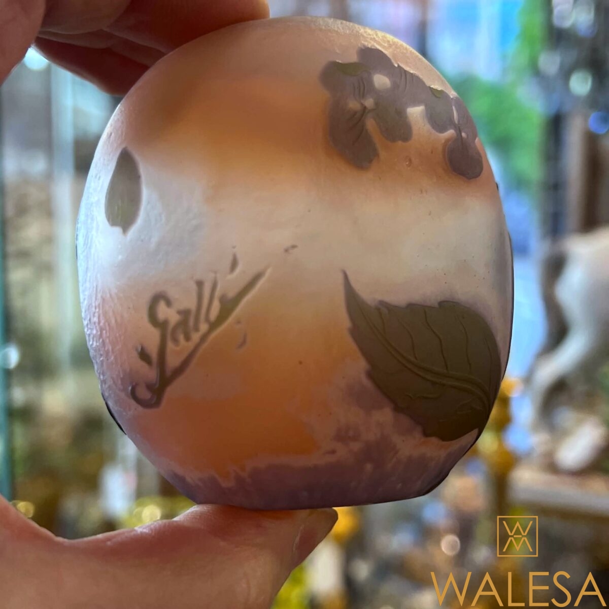 Emile GALLÉ- Petit vase Art nouveau, ovoïde en verre multicouche à décor vert et violet gravé à l’acide. – Image 4