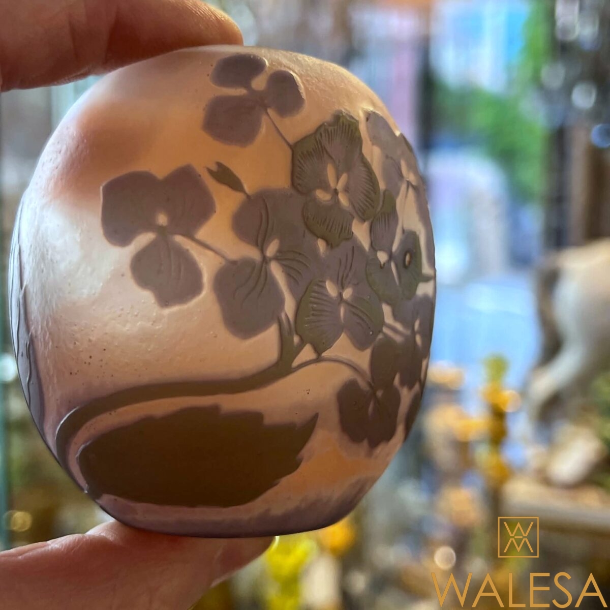 Emile GALLÉ- Petit vase Art nouveau, ovoïde en verre multicouche à décor vert et violet gravé à l’acide. – Image 5