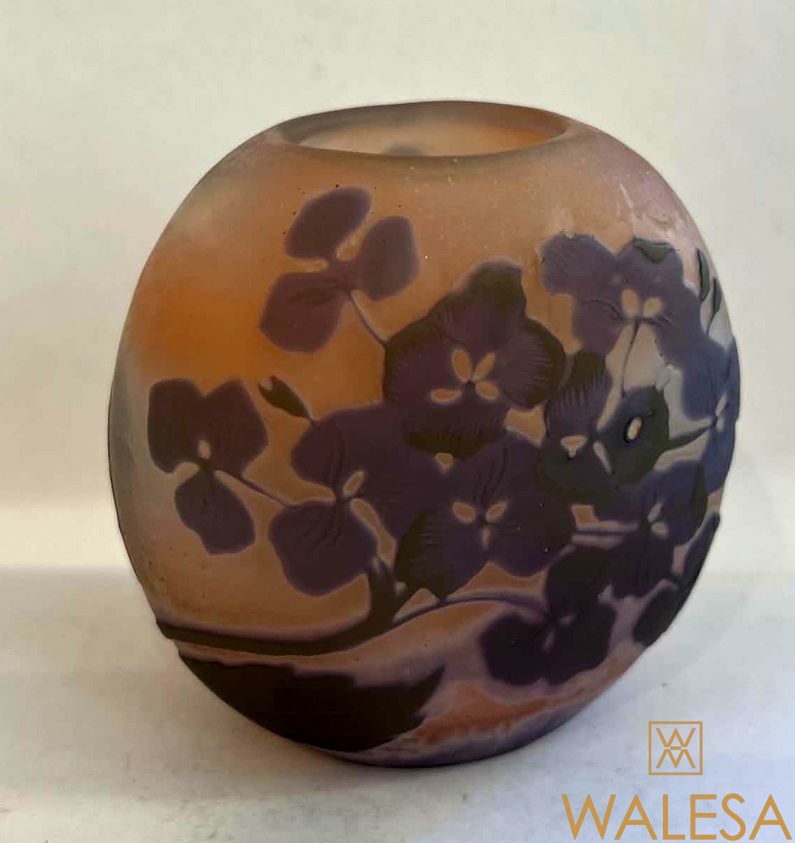 Emile GALLÉ- Petit vase Art nouveau, ovoïde en verre multicouche à décor vert et violet gravé à l’acide.